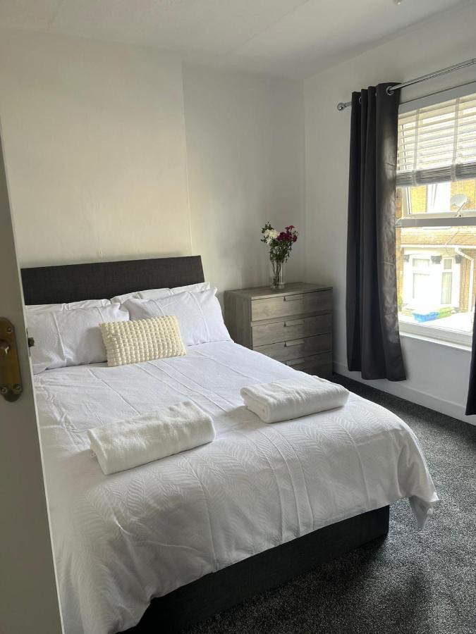 Crown Road Apartment Sittingbourne Buitenkant foto